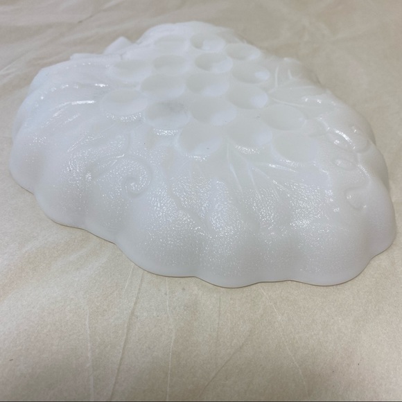 VTG Hazel Atlas Grape shaped Milk Glass Dish - Picture 9 of 10